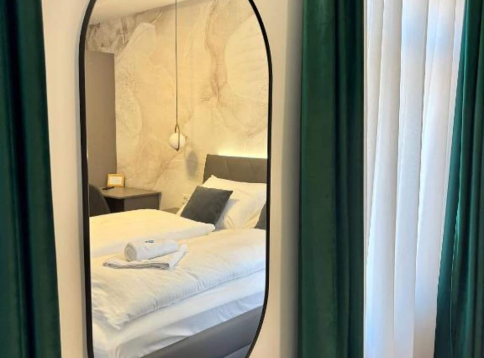 Double Room (Double Deluxe Room (11)) | Soundproofing, cribs/infant beds