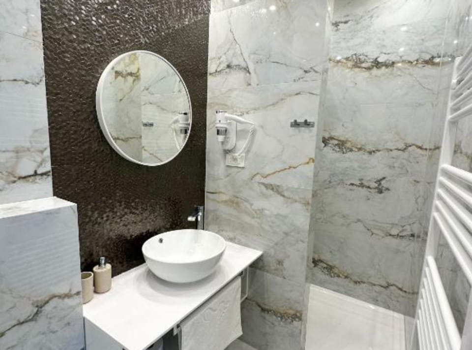 Double Room (Double Deluxe Room (11)) | Bathroom | Shower, towels