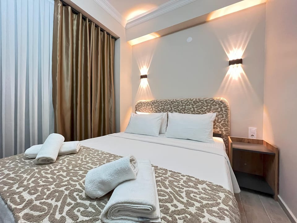 Free minibar items, free WiFi, bed sheets