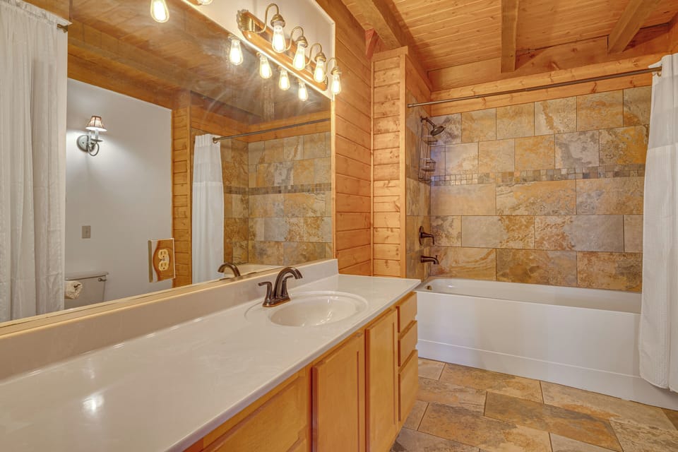 2 Mi to Ober Mtn: Hot Tub & Deck at Cozy Cabin! Cottage in Gatlinburg