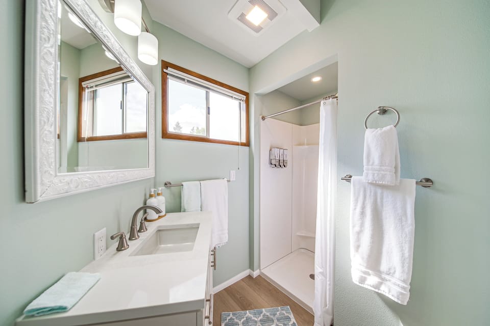 < 1 Mi to Lake Washington: Peaceful Apt in Kenmore Apartment in Kenmore