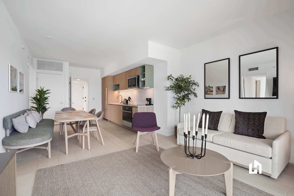 Bright and open living space, ideal for relaxing and entertaining guests.