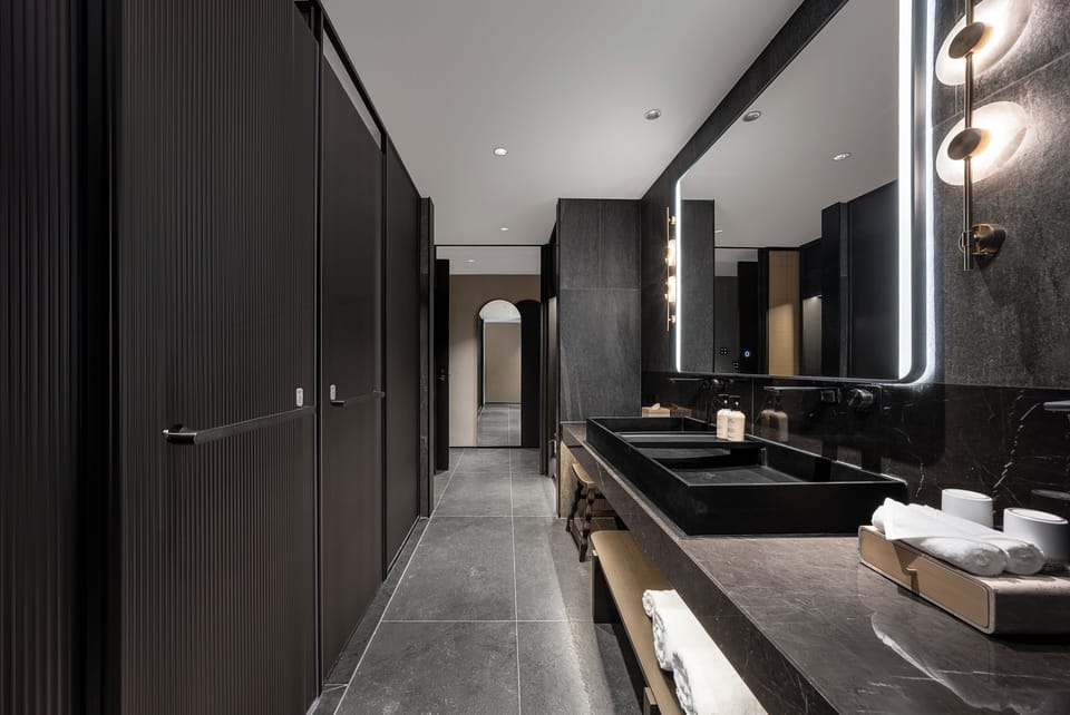 Superior Suite, City View | Bathroom | Free toiletries, hair dryer, slippers, towels
