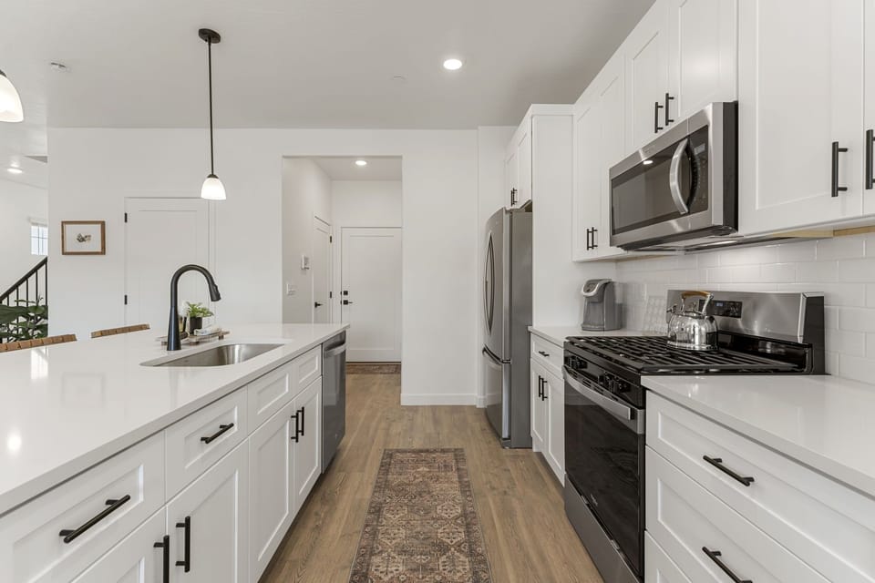 Townhome, 4 Bedrooms | Private kitchen | Fridge, oven, coffee/tea maker, toaster