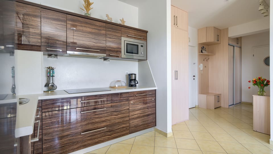 Apartment (87) | Private kitchen | Fridge, stovetop, electric kettle, cookware/dishes/utensils