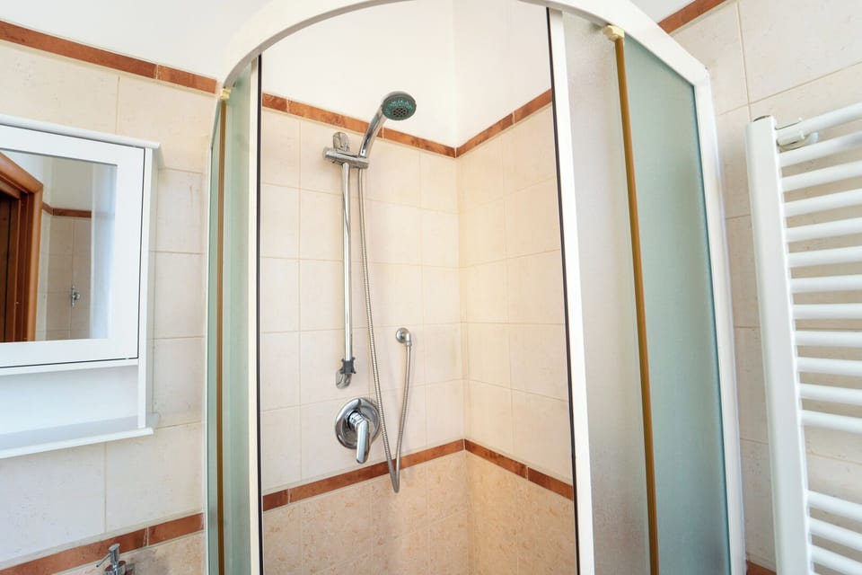 Double Room, Garden View | Bathroom | Shower, hair dryer, bidet, towels