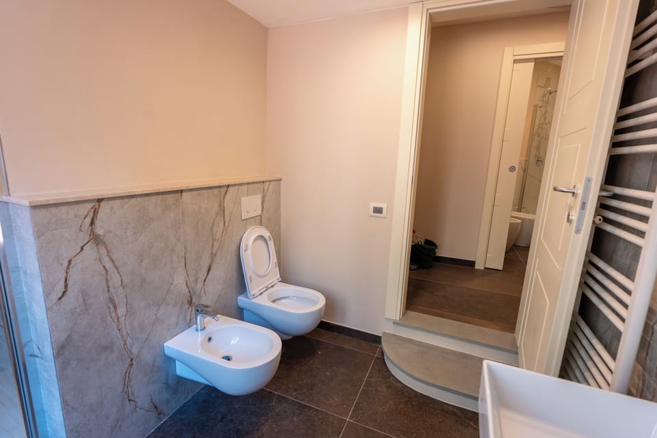 Family Suite | Bathroom | Shower, hair dryer, bidet, towels