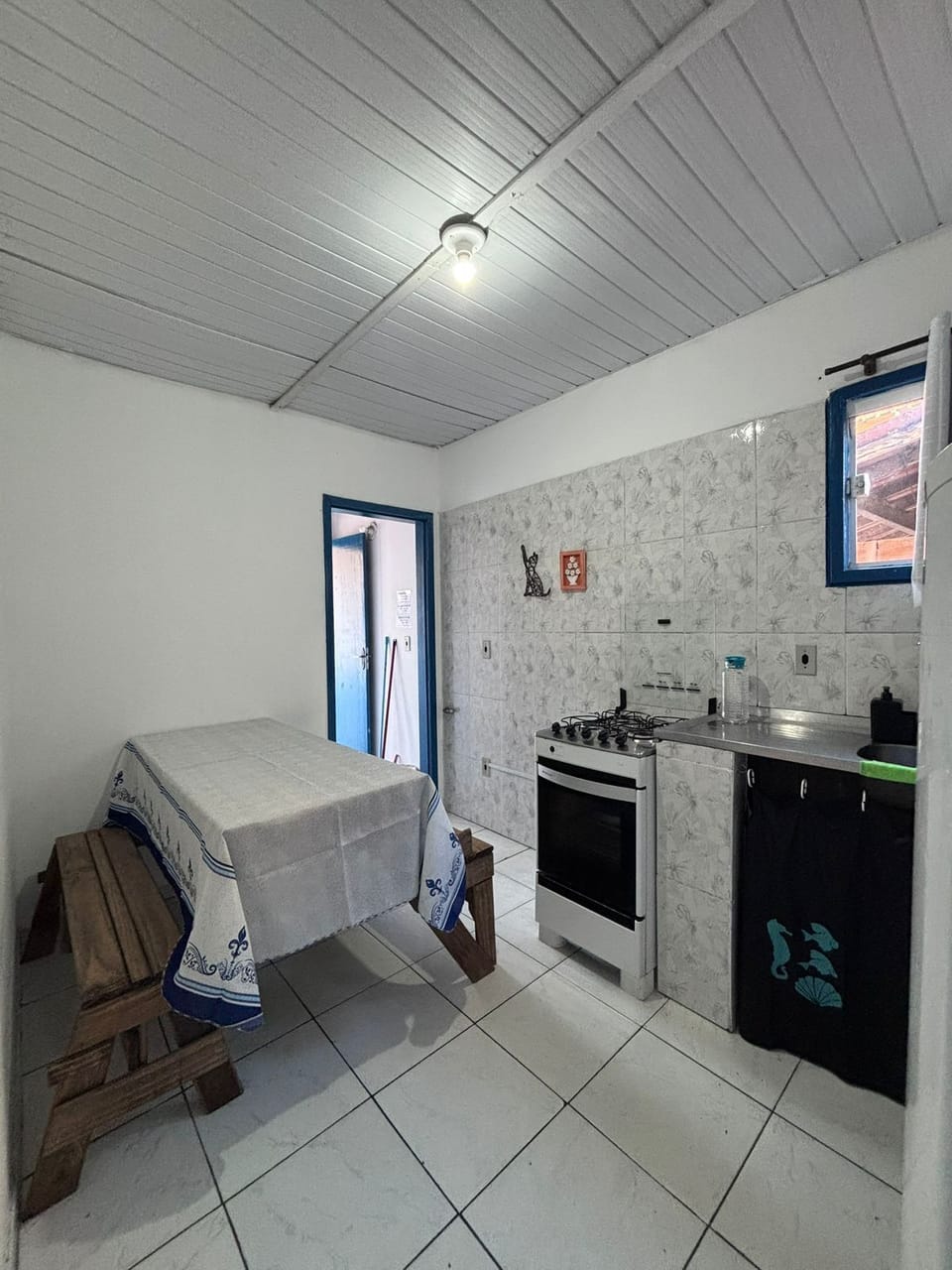 Comfort House, Balcony, Courtyard View | Private kitchen | Microwave, oven, stovetop, cookware/dishes/utensils