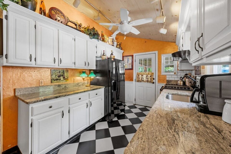 Family House, Private Bathroom, Pool View | Shared kitchen