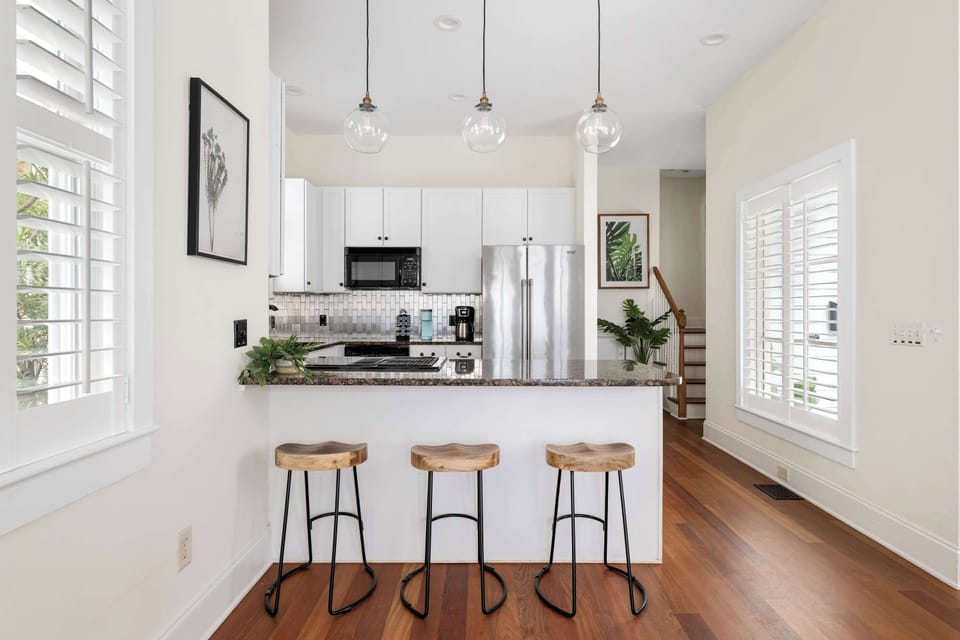 Fully equipped kitchen with island seating