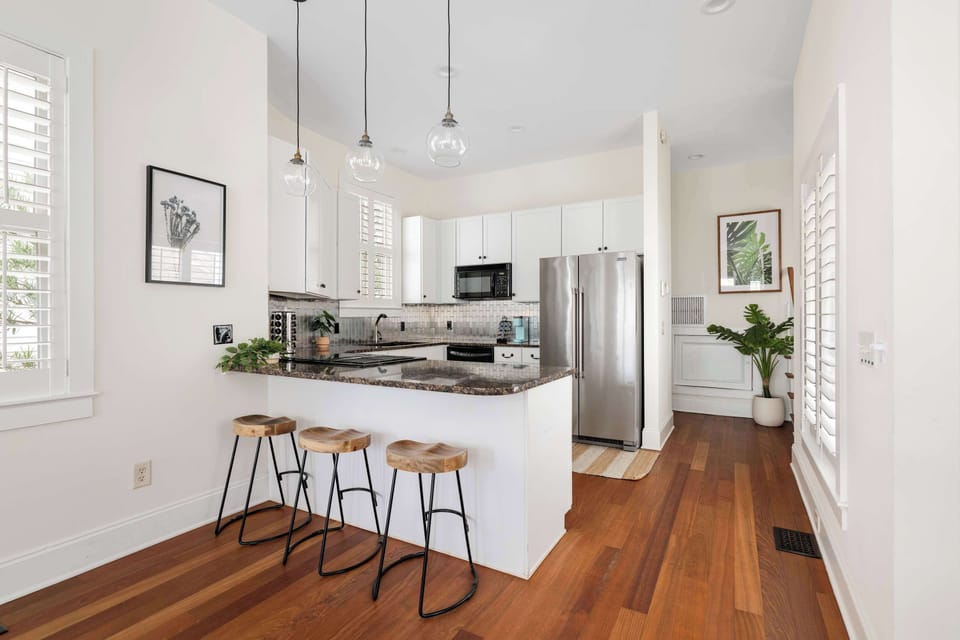 Fully equipped kitchen with island seating