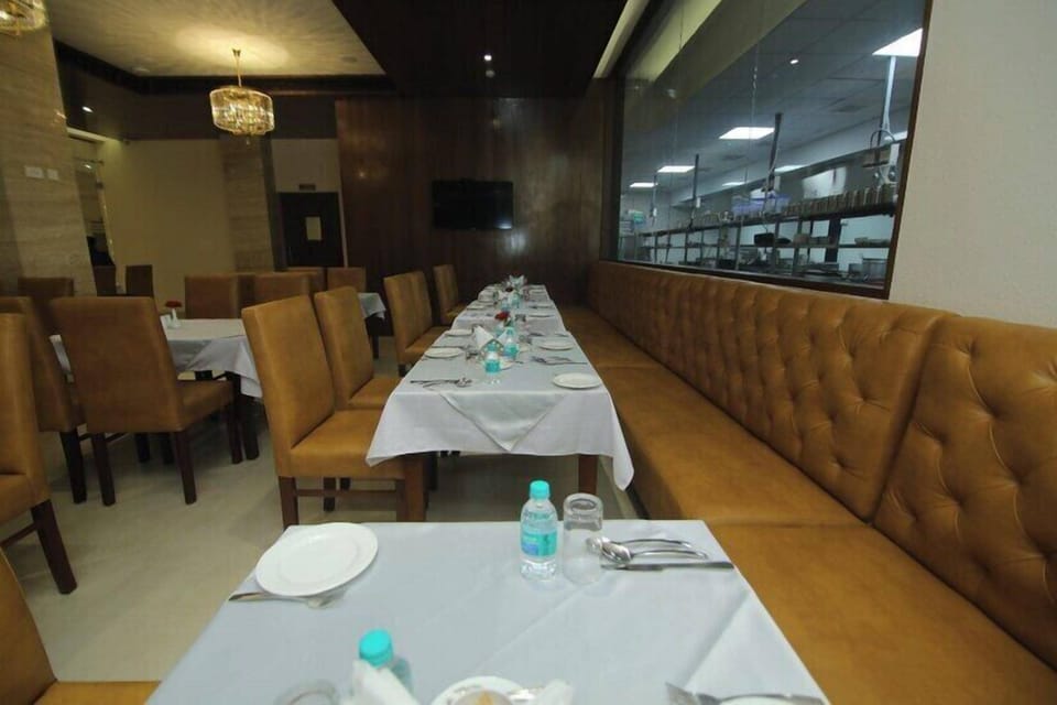 2 restaurants; breakfast, lunch, and dinner served