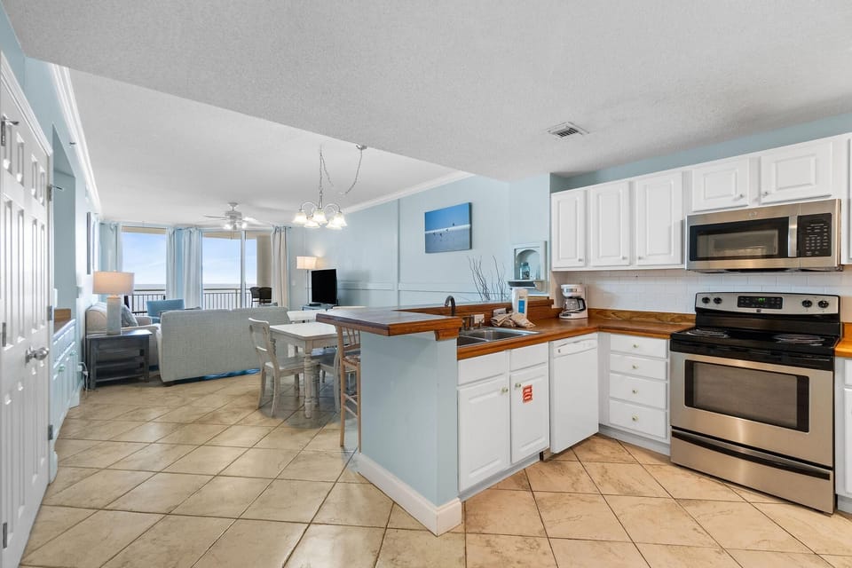 Condo, Multiple Beds (Palacio 802) | Private kitchen | Oven, toaster, paper towels