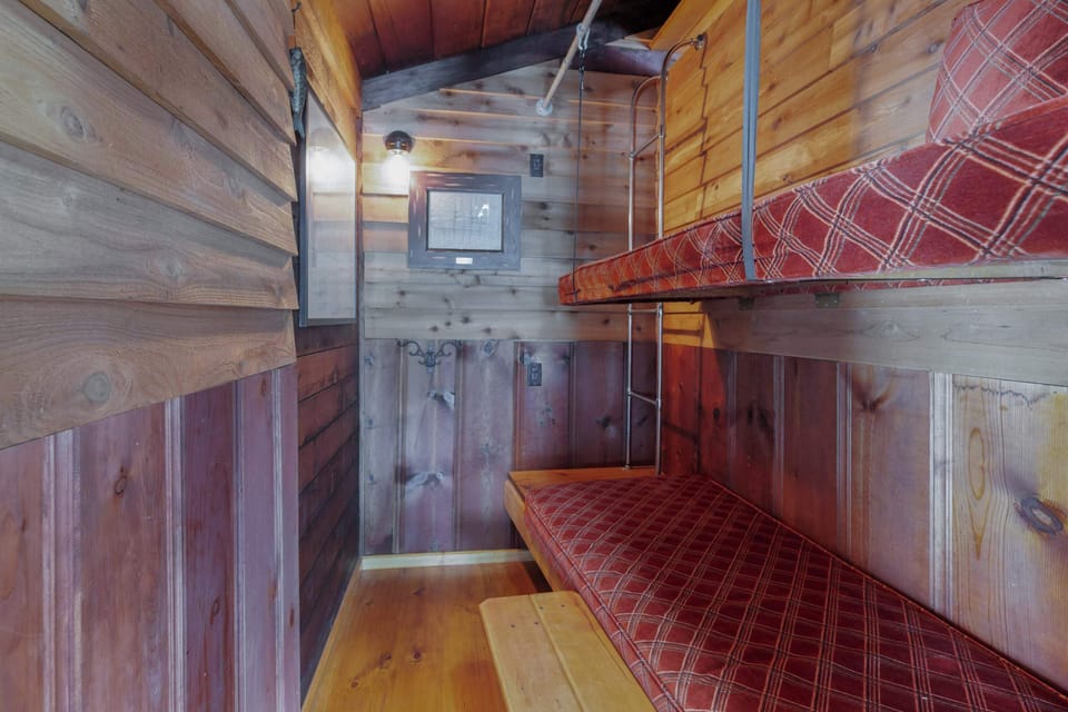 Kid's bunkroom with two twin sleeping areas. Please use with caution as there is no railing. 