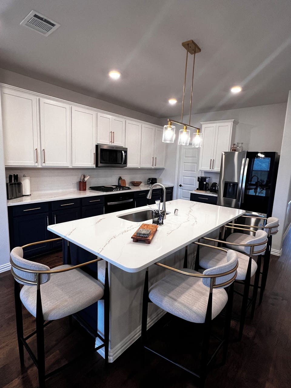 Large sized island + Stainless steel applicances