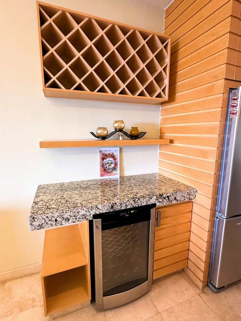 Deluxe Apartment | Private kitchenette | Dining table
