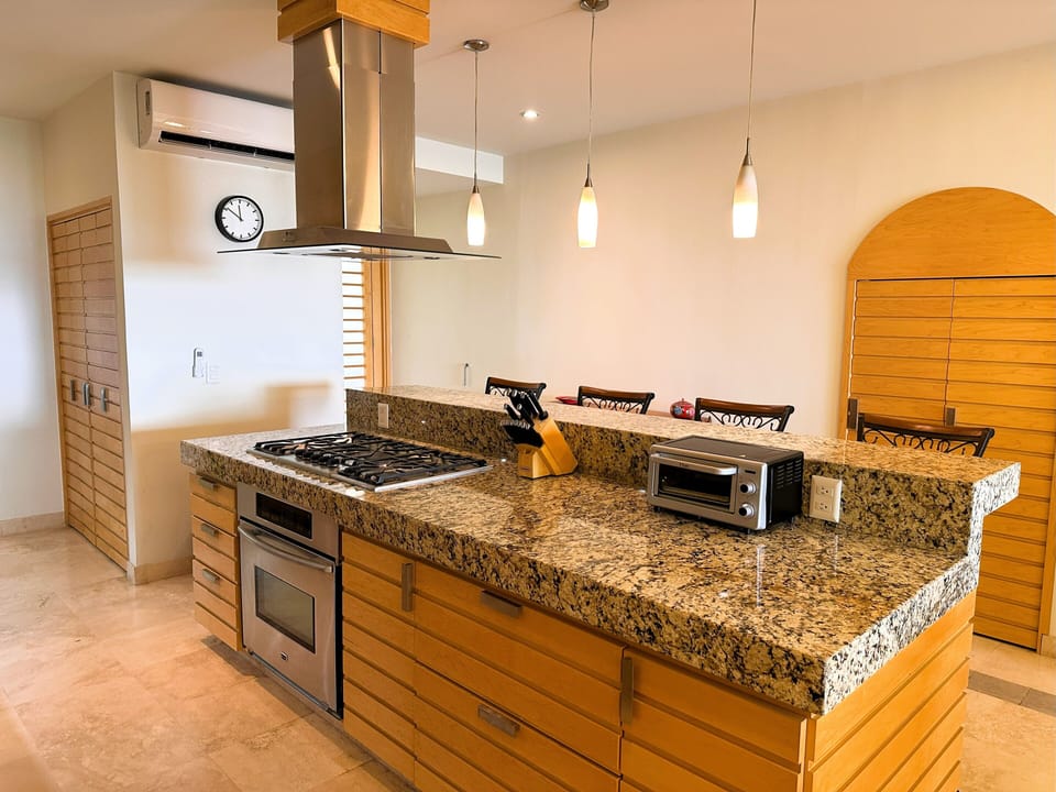 Deluxe Apartment | Private kitchenette | Dining table