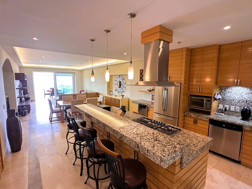 Deluxe Apartment | Private kitchenette | Dining table