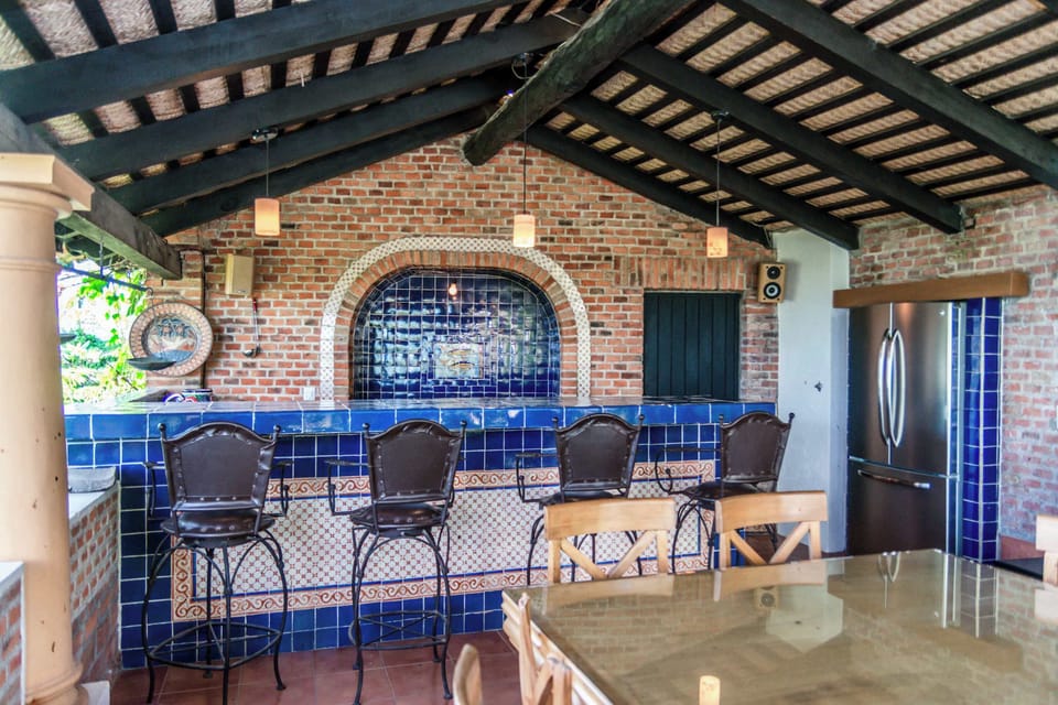 Al Fresco Living | Fully equipped kitchen, high seating bar, table for 11, and
