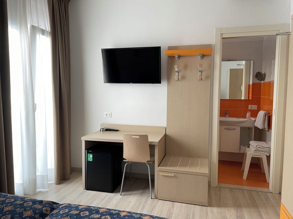 Desk, WiFi (free)