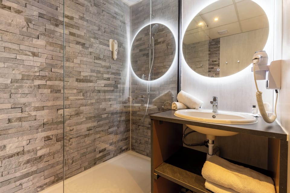 Standard Twin Room, Air conditioning | Bathroom | Combined shower/tub, free toiletries, hair dryer, towels