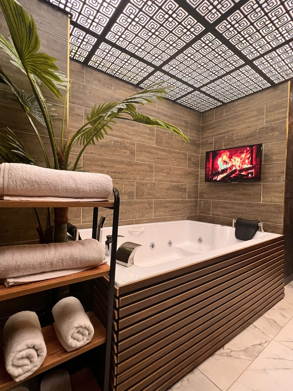 Luxury Room, Hot Tub, Park View | Bathroom | Shower, rainfall showerhead, free toiletries, hair dryer