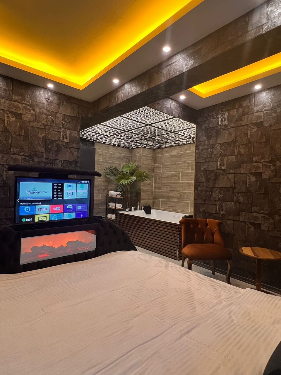 Luxury Room, Hot Tub, Park View | Select Comfort beds, desk, laptop workspace, free WiFi