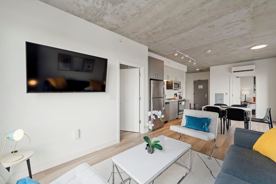 Business Suite, City View | Living area