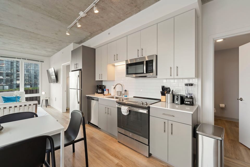 Business Suite, City View | Private kitchen | Fridge, microwave, oven, stovetop