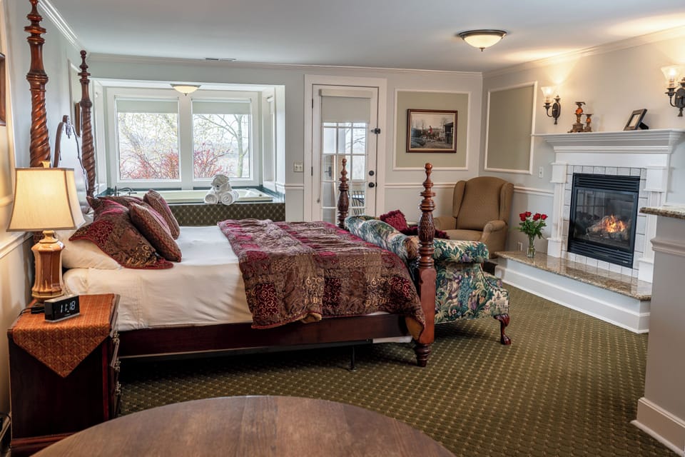 Covington Suite | Living area | 55-inch TV with satellite channels, fireplace