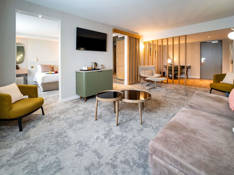 Superior Suite, 1 King Bed | Premium bedding, minibar, in-room safe, desk