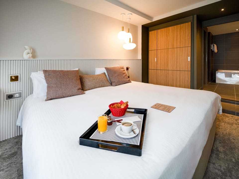 Superior Suite, 1 King Bed | Premium bedding, minibar, in-room safe, desk