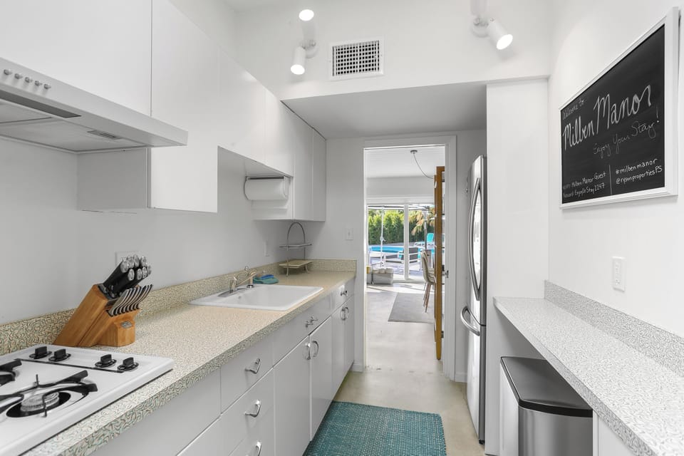 House, Multiple Beds, Pool Access, Pool View (Milben) | Private kitchen