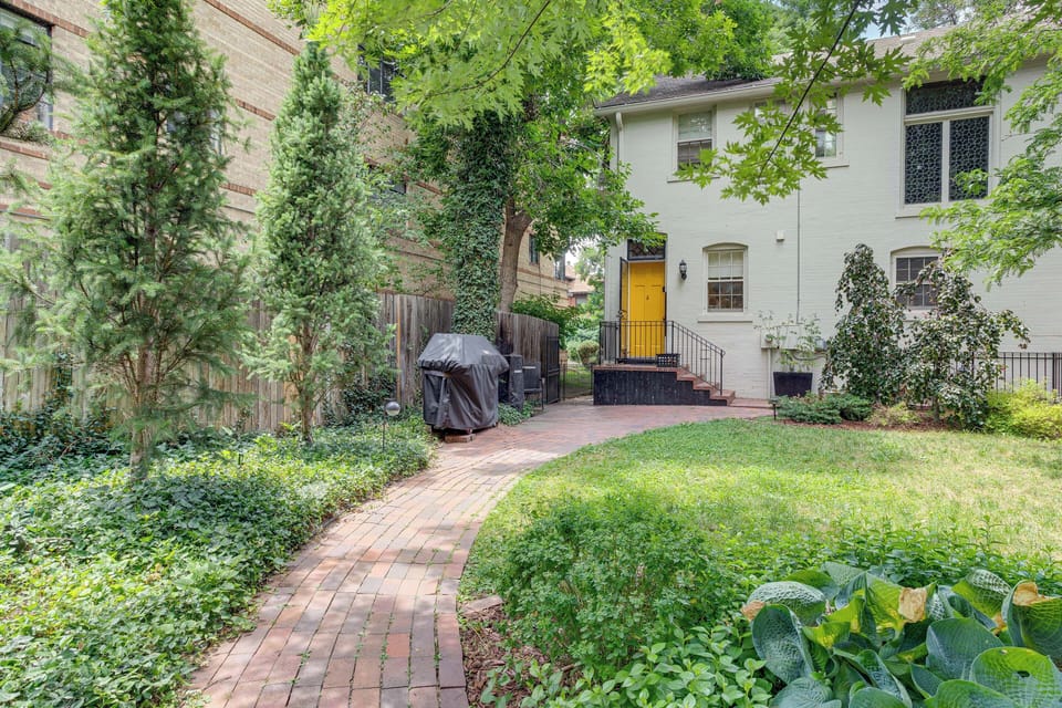 Fenced Backyard w/ Gas Grill (Shared)