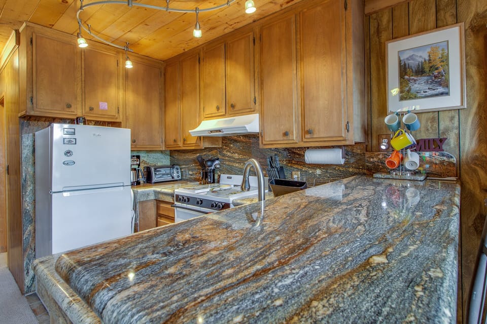Cabin, Multiple Beds, Pool Access, Mountain View (VC247) | Private kitchen | Coffee/tea maker