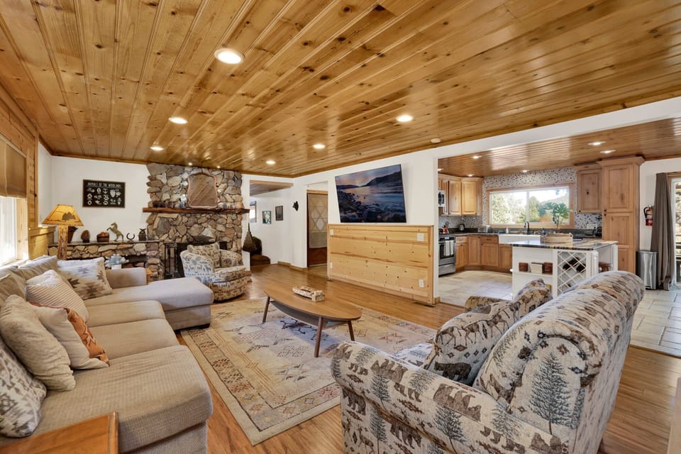 Cabin, Multiple Beds, Hot Tub, Mountain View (VC610) | Living area | Fireplace