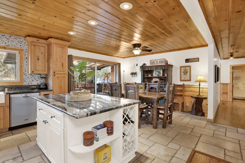 Cabin, Multiple Beds, Hot Tub, Mountain View (VC610) | Interior