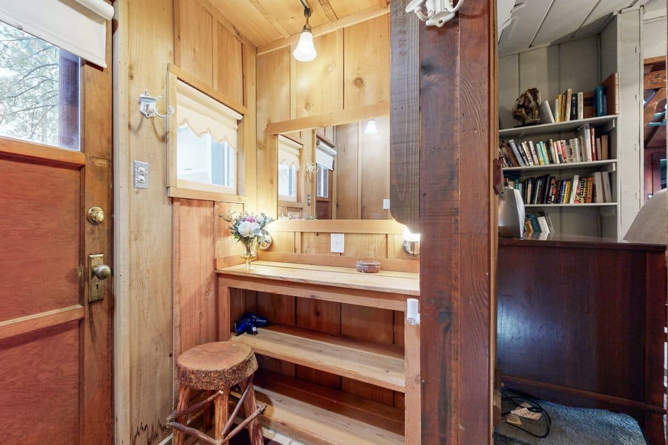 Cabin, Multiple Beds, Hot Tub, Mountain View (VC166) | Interior