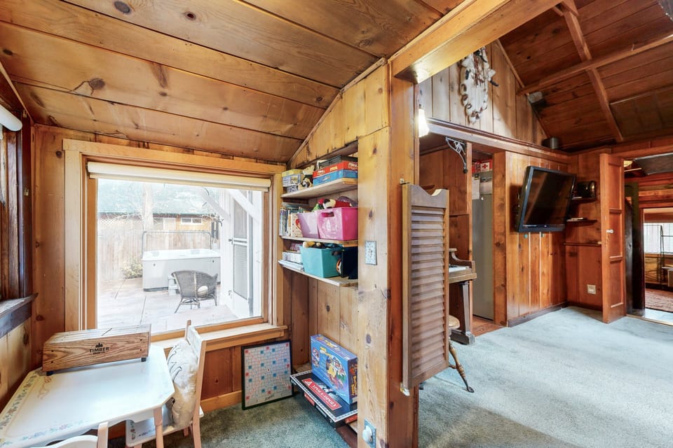 Cabin, Multiple Beds, Hot Tub, Mountain View (VC166) | Interior