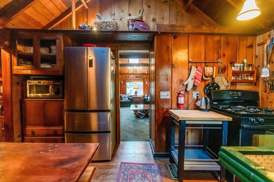 Cabin, Multiple Beds, Hot Tub, Mountain View (VC166) | Private kitchen