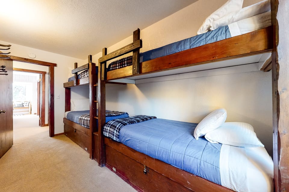 Cabin, Multiple Beds, Pool Access, Mountain View (VC124) | 2 bedrooms, individually decorated, individually furnished, bed sheets