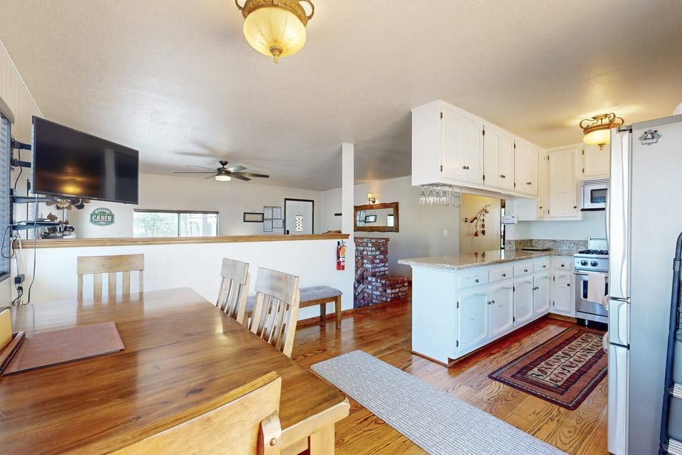 Cabin, Multiple Beds, Pool Access, Mountain View (VC554) | 2 bedrooms, individually decorated, individually furnished, bed sheets