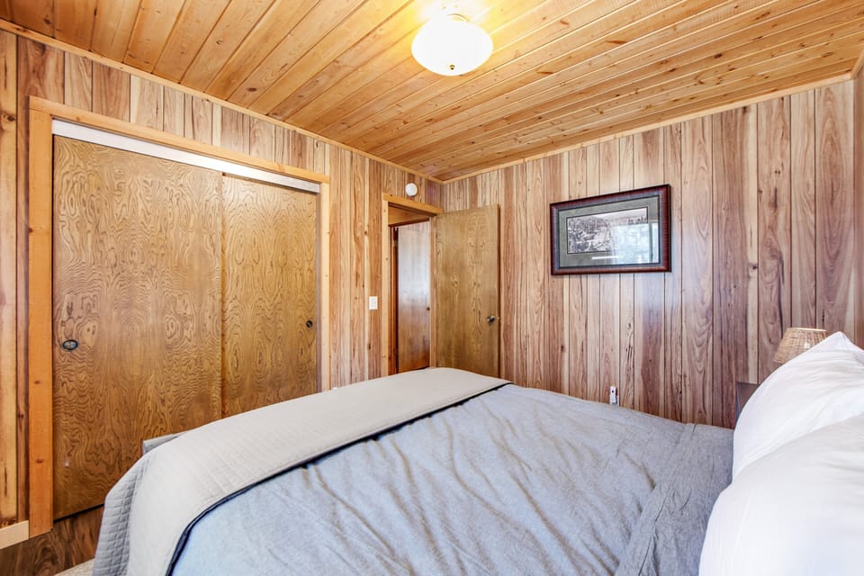 Cabin, Multiple Beds, Pool Access, Mountain View (VC329) | 2 bedrooms, individually decorated, individually furnished, bed sheets