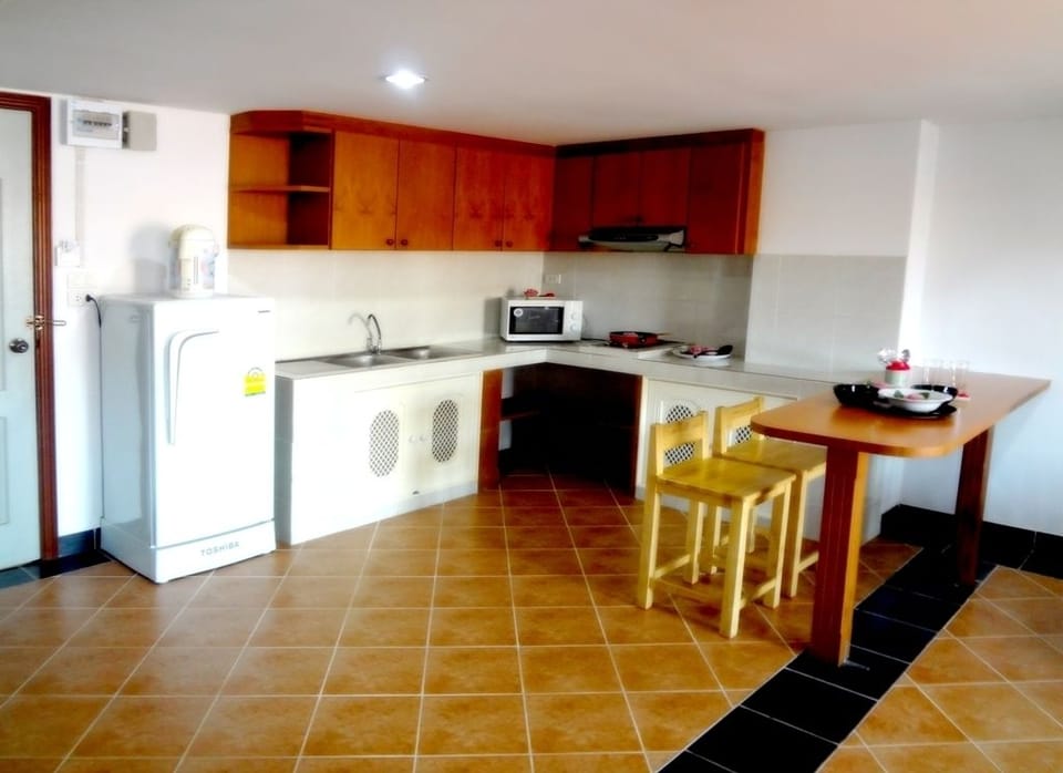 Suite | Private kitchen | Fridge, coffee/tea maker, electric kettle