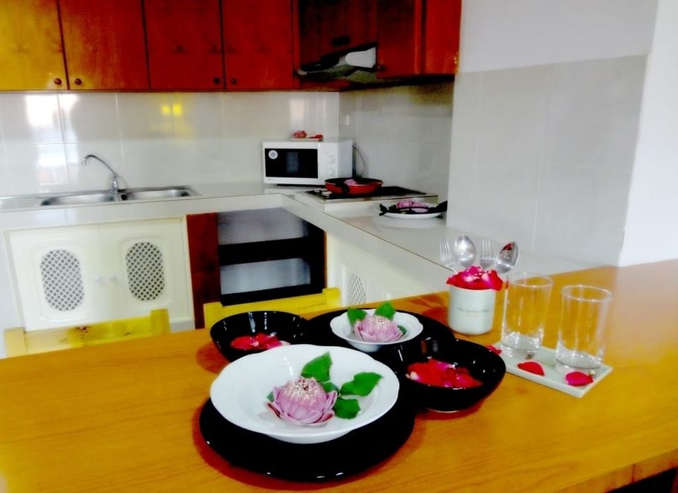 Suite | Private kitchen | Fridge, coffee/tea maker, electric kettle