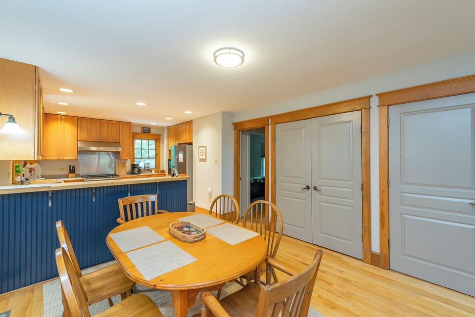 Dining area with seating for 6