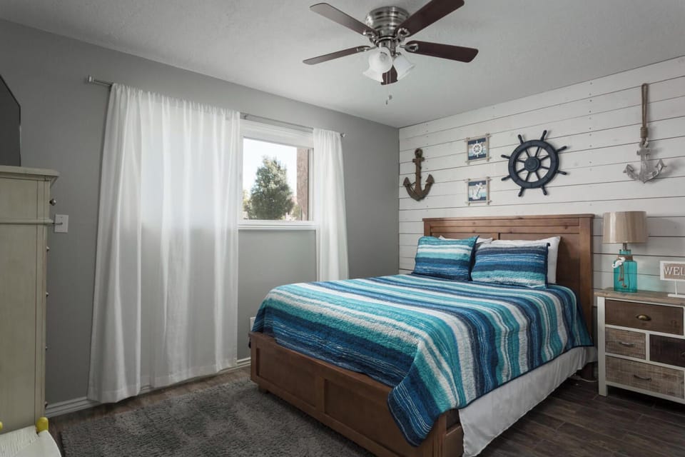 Bedroom (Queen bed)