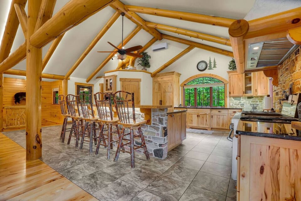 Amazing, large kitchen, fully-stocked