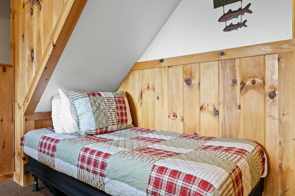 Whether it's morning coffee in bed or a midday nap, this cabin bedroom is calling your name.