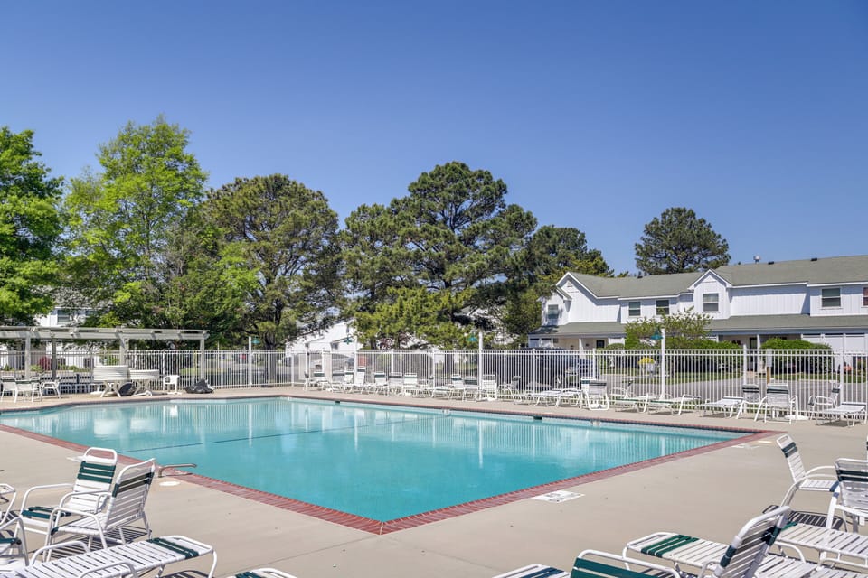 Mallard Lakes | Community Pool w/ Fee